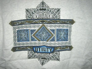 RARA (XL) Camiseta Marca UTILIITY Años 90 Camiseta Gris Patinador Tribal Diseño Gráfico Nuevo de Lote Antiguo - Imagen 1 de 10