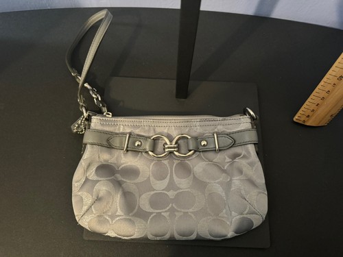 Polso Coach argento con dettaglio catena argento logo Coach ""C"" finitura grigia