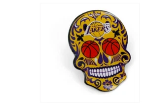 LOS ANGELES LAKERS - SOLAPA CALAVERA AZÚCAR/ALFILER SOMBRERO - NUEVO - NBA-PN-566-25 - Imagen 1 de 1