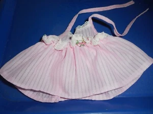 IDEAL TOYS PINK NYLON SUN DRESS OR SUN SUIT/WHITE LACE W FLOWER IN FRONT/TIES - Bild 1 von 7