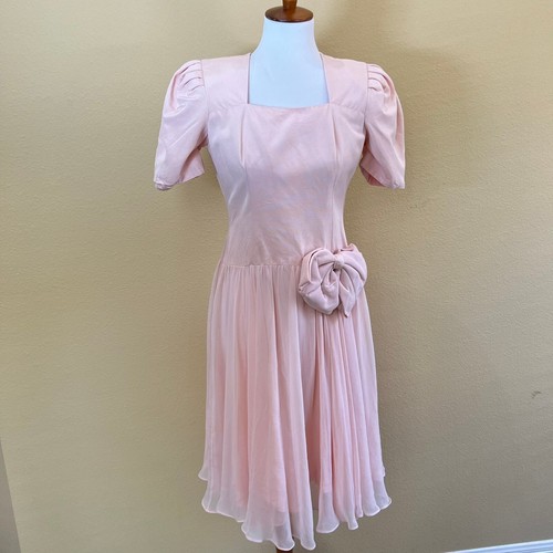 Abito NUIT vintage anni 80 rosa chiaro manica corta grande fiocco sotto ginocchio San Valentino