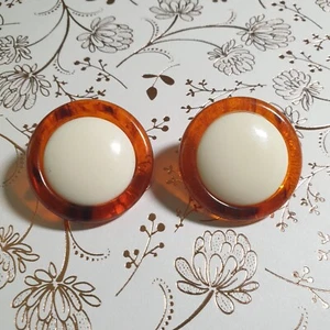 Vintage runde orange cremefarbene Ohrstecker Mode Acryl Oma Kern Damen - Bild 1 von 3