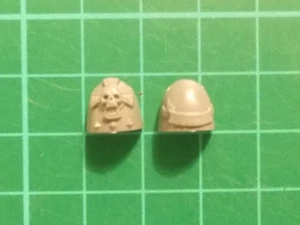 Warhammer 40K - 2 MK6 Space marine Vanguard Veteran Shoulder pads - 40k bits - Picture 1 of 1