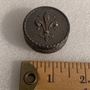 VINTAGE EMBOSSED STERLING SILVER FLEUR DE LIS PILL or TRINKET BOX - Picture 1 of 12
