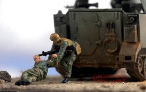 1/72 Vietnam War Battlefield Brotherhood GI Shielding Injured Soldier Combat - Picture 1 of 7