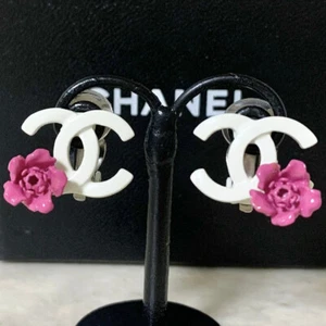 Orecchini CHANEL Bianco CC Loghi Rosa Fiore di Camelia Clip-On Tono Argento 04P Autentici - Foto 1 di 4