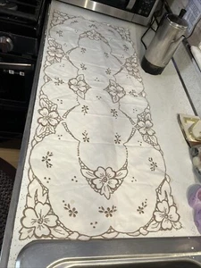Vintage Table Runner Lace Doily Embroidered - Picture 1 of 3