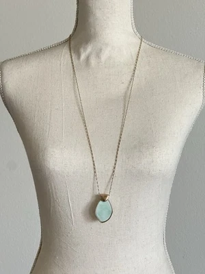 Collar Colgante Reversible Marca Lucky Tono Dorado Piedra Verde e Incrustación Perlada Foto 1 de 4