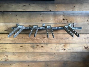Antiguo estante de herramientas industrial de hierro fundido para exhibición de tienda - Imagen 1 de 7