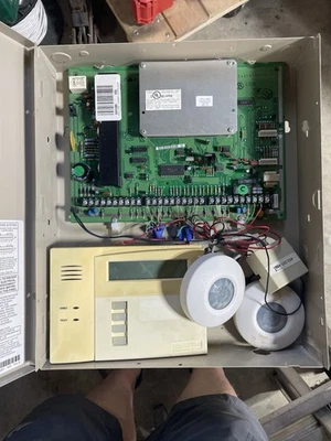 Panel Ademco 128BP. Viene con 2, 360 movimientos y un teclado 6160. Foto 1 de 2