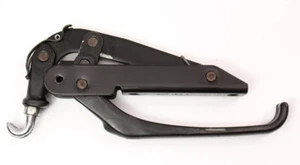 Manija de cierre superior convertible VW Rabbit Cabriolet MK1 Beetle Ghia - 155 871 383 C - Imagen 1 de 4