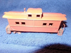Ho Red Caboose 1 of the trucks is broken, no couplers, missing some railings - Picture 1 of 6