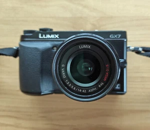 Panasonic Lumix GX 7K mit Objektiv 14-42 schwarz, nur 3.200 Auslösungen - Bild 1 von 9