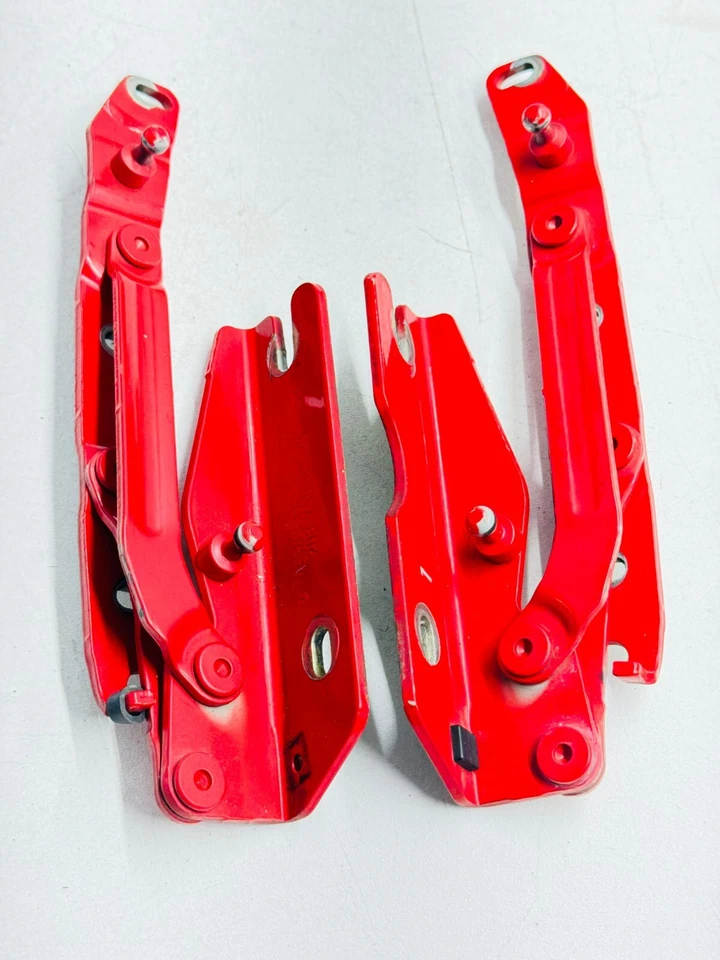 Шарнир поддержки капота 2001 Mercedes Benz CLK 430 от оригинального производителя - Изображение 1 из 4