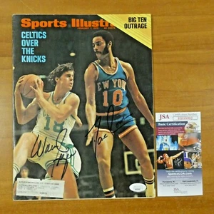Revista completa firmada por Dave Cowens Walt Frazier Sports Illustrated con certificado de autenticidad JSA - Imagen 1 de 4