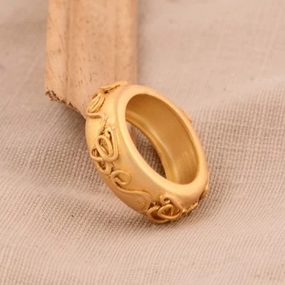Anillo Grueso Texturizado Único Mujer Chapado en Oro Anillo Grueso para Regalo de Cumpleaños Foto 1 de 4