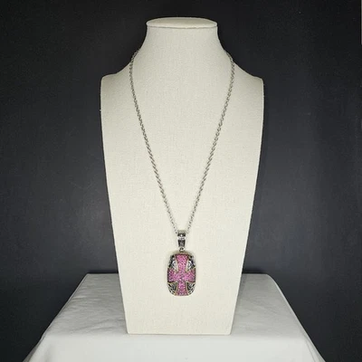 Colgante y cadena cruz maltesa - acero inoxidable - pedrería rosa ribete ornamentado Foto 1 de 4