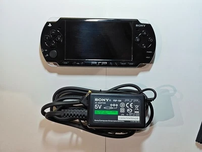 PlayStation PSP Black 3004 SLIM Sony Play Station con Memory Stick 16gb - Immagine 1 di 4
