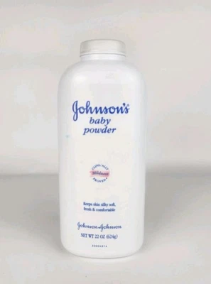 Johnson’s Baby Powder Original Talc Formula 22oz biberón abierto parcial  Foto 1 de 4