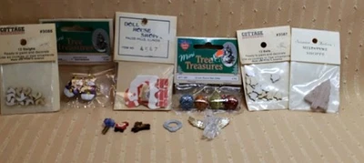 VINTAGE ASSORTED CHRISTMAS DECORATIONS FOR MINIATURE DOLLHOUSE OR ROOMBOX  - Image 1 of 4