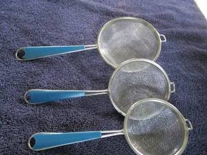 DE COLECCIÓN PEQUEÑO Azul MANGO COLADOR TAMIZ TÉ SALSA JUGO MCM RETRO Juego de 3 - Imagen 1 de 11