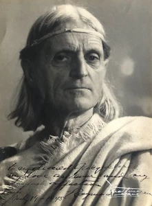 Raymond Duncan — photo dédicacée, signée & datée — signée du photographe — 1945. - Picture 1 of 4