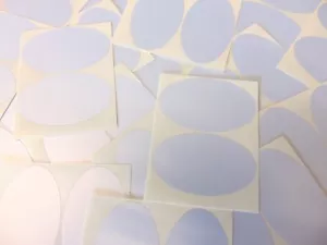 Confezione Da 40 Etichette Adesive Ovali In Plastica Argento 55x33mm Resistenti - Foto 1 di 1