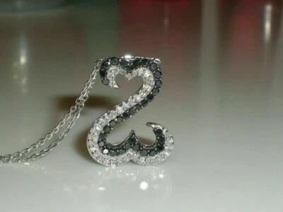 Colgante con dije de corazón abierto de diamantes blanco y negro redondo de 1,50 quilates de oro blanco de 14 quilates Foto 1 de 4