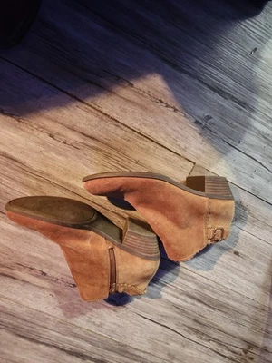 女式 8 码绒面皮靴带扣 — 第 1/4 张图片