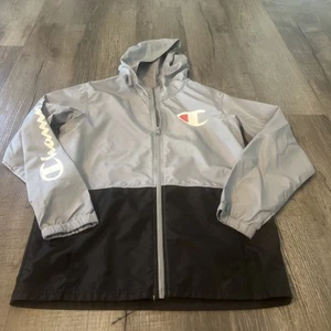 Champion Jungen Large grau schwarz durchgehender Reißverschluss Jacke Windbreaker Regenjacke gebraucht, in einwandfreiem Zustand - Bild 1 von 6