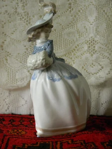 Lladro NAO Daisa 1985 Elegant Victorian Lady Wearing Feather Hat & Hand Muff - Picture 1 of 22