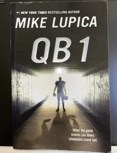 QB1 by Mike Lupica (2014, Trade Paperback) Sports Fiction Novel Ages 10 & Up - Imagen 1 de 4