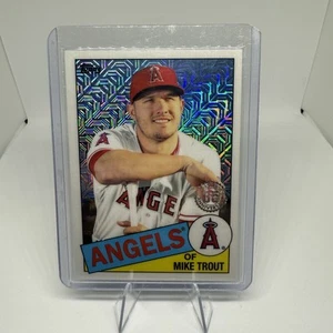 Topps #85C-1 Mike Trout 1985 Topps 2020 cromo plata paquete promoción (serie 1) - Imagen 1 de 2