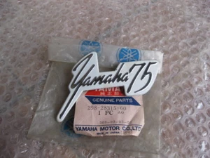 YAMAHA 70 U7 U7E V70 V75 FRONT EMBLEM LOGO 298-28315-60 GENUINE NOS JAPAN - Picture 1 of 1