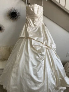 Monique Lhuillier Wedding Gown With Toni Federici Vail And Paris  Tiara - Picture 1 of 14