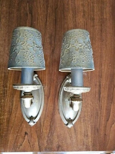 Antikes Vintage Paar messingfarbene Wandleuchter elektrisches Licht geschliffene & durchbohrte Schirme - Bild 1 von 23