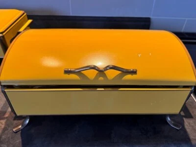 Juego de buffet vintage MCM Anchor Hocking Fire King rozaduras esmalte amarillo con latón Foto 1 de 4