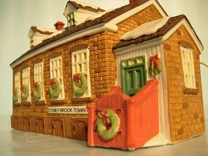DEPT 56 "STONEY BROOK TOWN HALL" NEW ENGLAND SERIES RETIRED #5644-8 - Picture 1 of 1