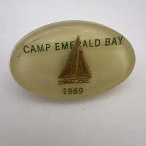 BSA 1969 Camp Emerald Bay mit Segelboot in Resin Halstuch Slide SS-478 - Bild 1 von 4