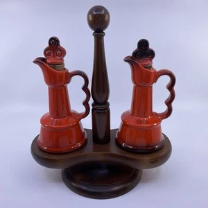 Poppytrail By Metlox Red Gallo Cruet Set Juego de aceite y vinagre con soporte de madera - Imagen 1 de 12
