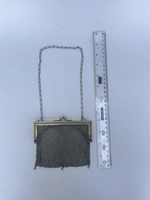 Cartera de noche alemana de malla plateada con eslabones anteriores a 1920’s Foto 1 de 4