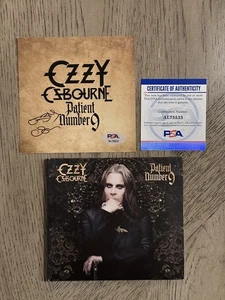 OZZY OSBOURNE AUTOGRAFO FIRMATO PAZIENTE NUMERO 9 ALBUM ART CARD PSA COA SENZA CD 16 - Foto 1 di 1