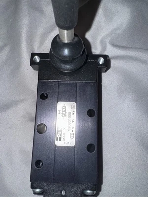 Parker 520431000 4-Way Air Control Valve - Image 1 of 4