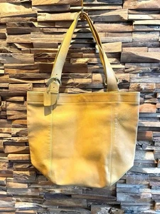 Borsa a tracolla Coach pelle oro giallo ferramenta charm vintage dal Giappone - Foto 1 di 24