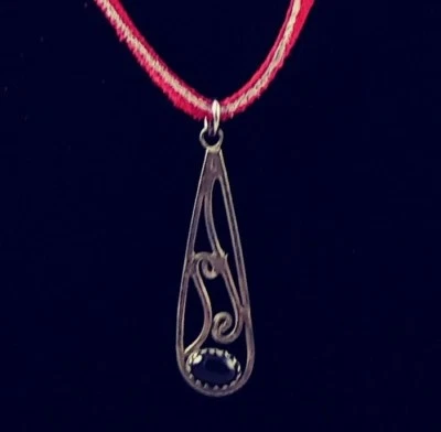 collar gota plata con cadena cuero rojo Foto 1 de 2