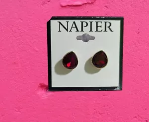 NAPIER goldfarben rot Kristall Träne Tropfen Ohrstecker Damen Luxus Look lässig  - Bild 1 von 2