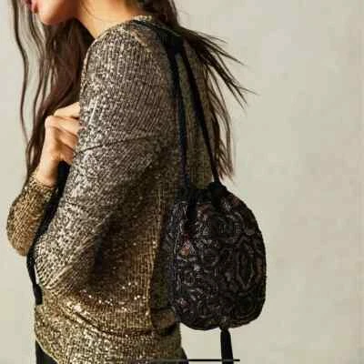 全新 Free People 便士串珠袋 抽绳 黑色 金色 尺寸 OS — 第 1/4 张图片