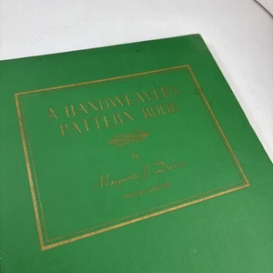 A HANDWEAVER'S PATTERN BOOK by Marguerite Porter Davison 1944 16th Printing - Picture 1 of 6
