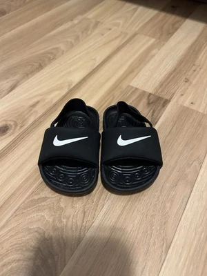 Sandalias negras Nike para niños pequeños talla 4c Foto 1 de 4