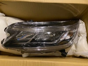 2015-2016 Honda CR-V Headlight Assembly - Picture 1 of 2